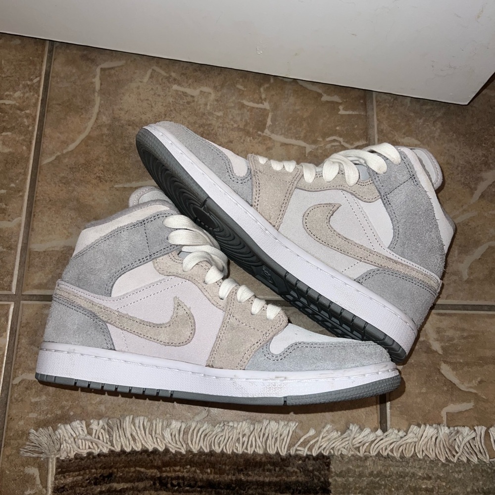 Nike Air Jordan 1 Mid SE ‘Particle Grey’